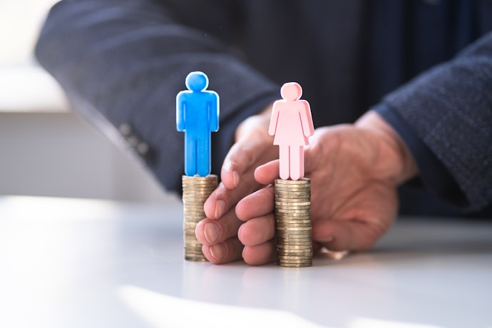 男女別で見ると年収は1.8倍の差。月給の中央値には約8万円の差あり