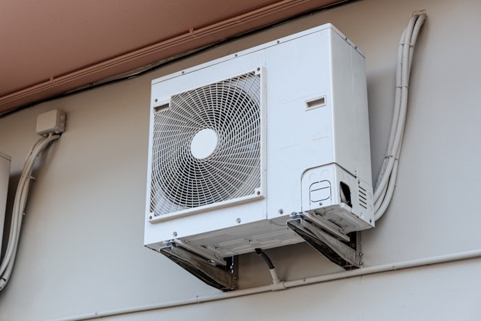 電話の配管やエアコンダクトから光ケーブルを引き込めるなら穴あけは不要