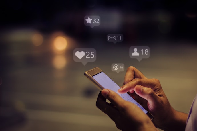 SNS:Instagramは約11時間、Twitterは約40時間