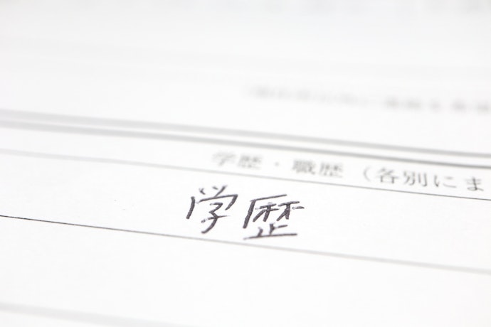 学歴別:大学院卒がトップ。中卒とは約600万円の年収差