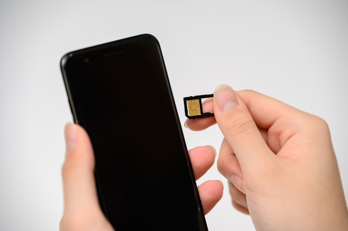 スマホ端末でSIMカードを挿し替える