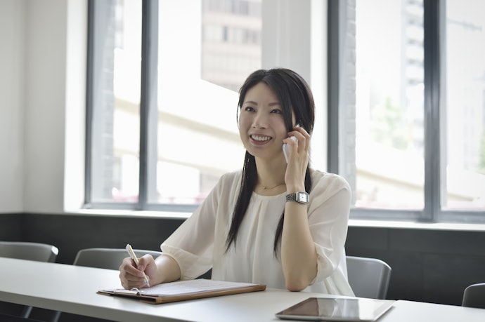 担当者とこまめに連絡を取る