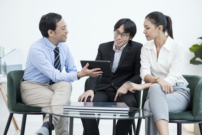 保険業界:保険商品の販売経験がある人におすすめ