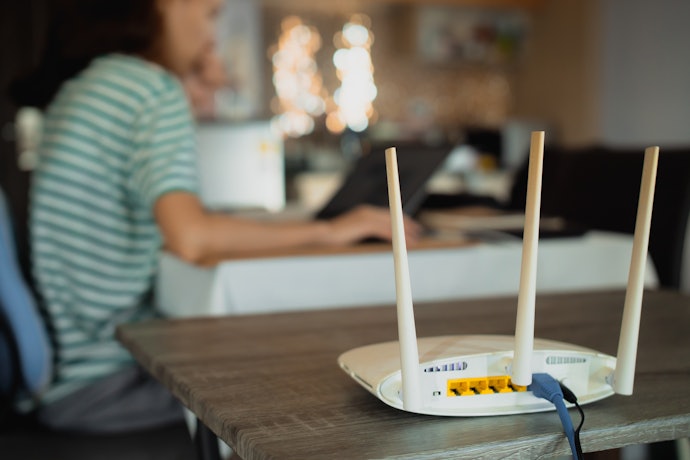 初期設定のままならルーター本体のシールかWi-Fi設定カードで確認