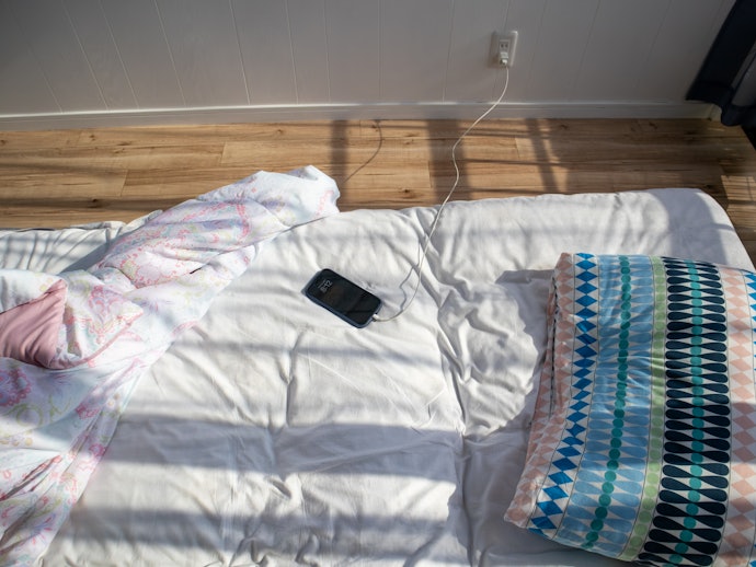 充電器を差しっぱなしにするのは損?電気代とバッテリーの損得