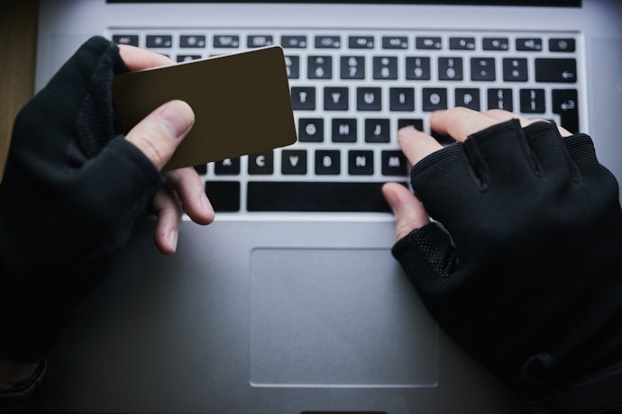 カード発行後は不正利用に注意!
