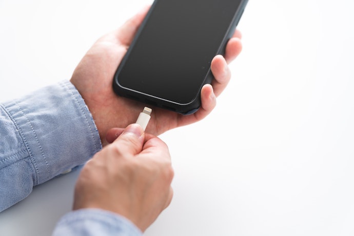 スマホ充電の電気代は1回あたり約0.4〜0.5円。年間でも150円ほど
