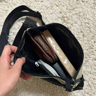おすすめはサコッシュ!お財布、スマホ、モバ充……必需品がしっかり入る◎