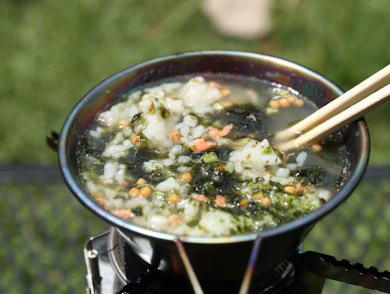 レシピ⑥:焼き鮭茶漬け:キャンプでお茶漬け!?渋めの緑茶と紅鮭おにぎりが織りなす和の極み!