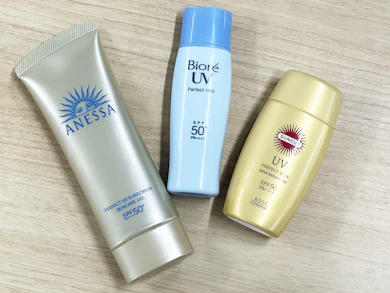 知ってた?日焼け止めって「1回16mL&2〜3時間に1回塗り直し」しないと効果ないらしいんです