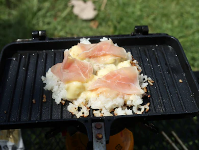 レシピ②:生ハムチーズ焼きおにぎり:生ハムとおこげの組み合わせがうまい!