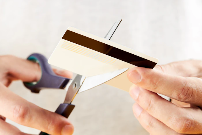 JALカードの解約方法は?事前の確認ポイントと注意点を解説