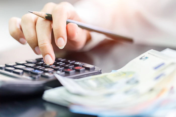 月収21万の手取り額は?必要な生活費や手取り額アップの方法を解説