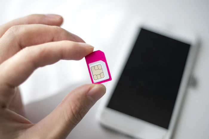 SIMカードの入れ替え方法は?乗り換え手順や注意点も解説