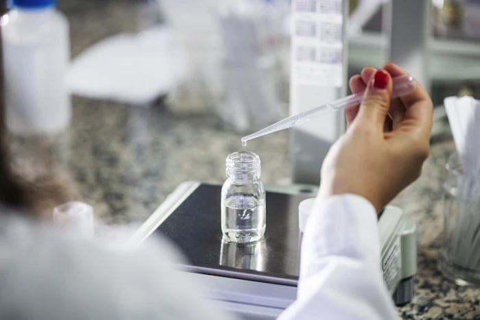 薬剤師は化粧品メーカーで働けるの?転職方法や仕事内容を解説