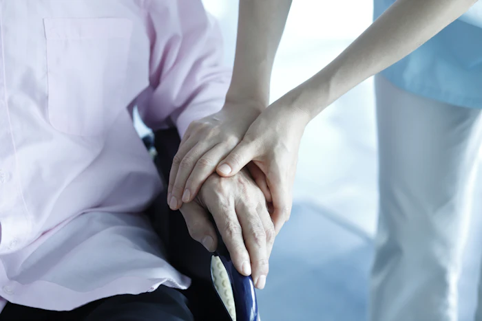 介護脱毛は白髪でもOK?永久脱毛はできる?40代・50代の白髪脱毛の注意点や料金を解説