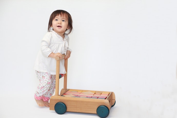 歩行器の代わりには、手押し車も便利!