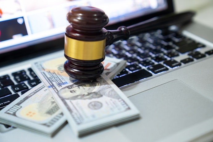 違法サイトの視聴はNG!刑罰に問われる可能性は?