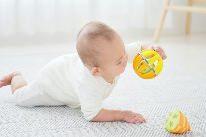 おもちゃはいつから与えるべき?