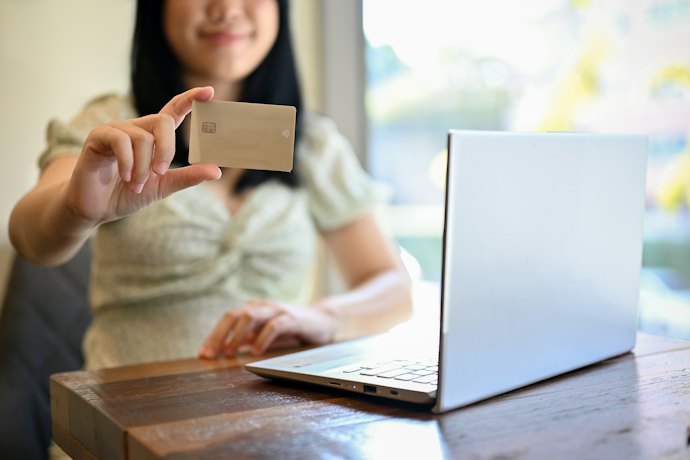 大学生のクレジットカードの平均利用額は?