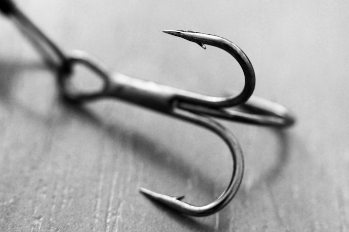釣り針が刺さった場合はどう対処する?