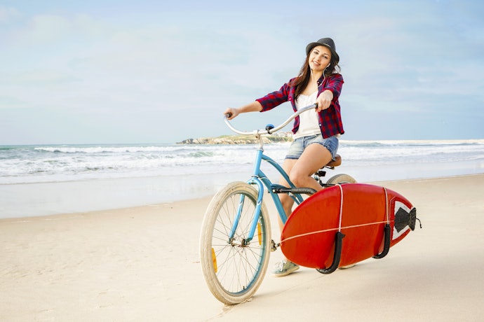 自転車やバイクでサーフボードを運ぶのは違法?