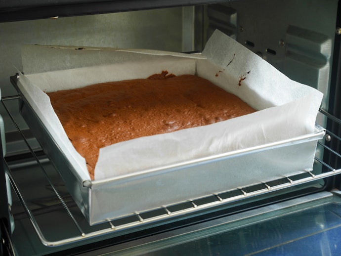 ケーキ型にクッキングシートをうまく敷くコツとは?