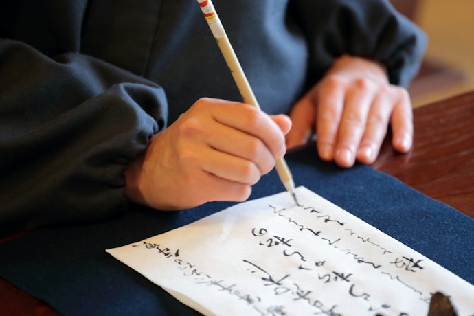 プロに教わりたい!近くの書道教室の探し方や費用は?