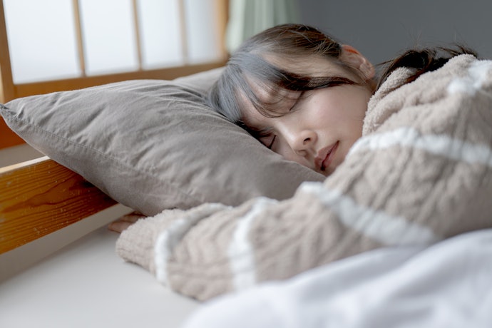 冬用敷きパッドとシーツはどちらを上に敷くべき?