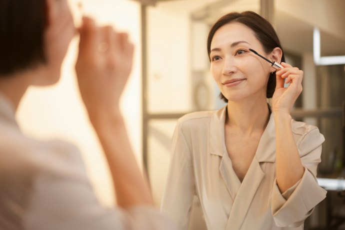透明マスカラ使用時に白くならないコツは?