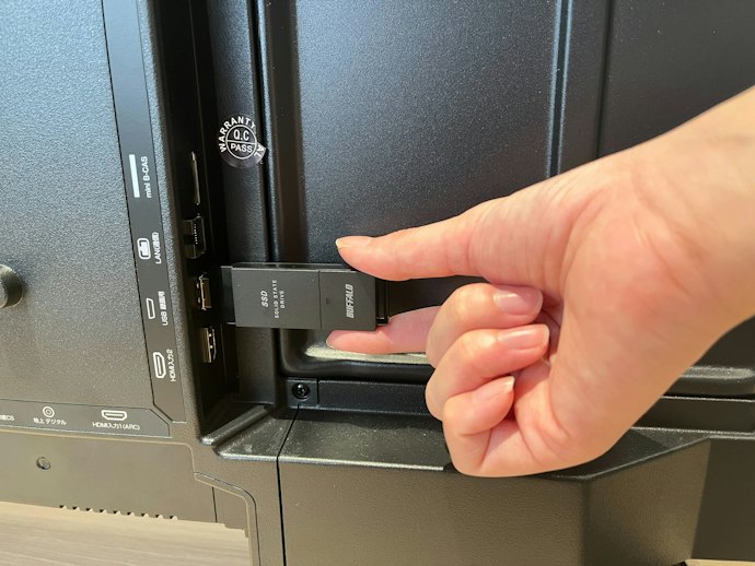 壁掛けテレビには、コンパクトなスティック型SSDもおすすめ
