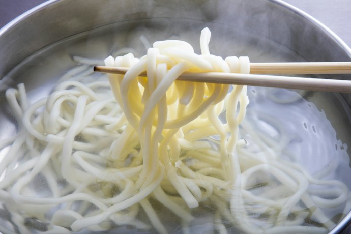 乾麺うどんのおいしい茹で方は?余ったら冷凍できる?