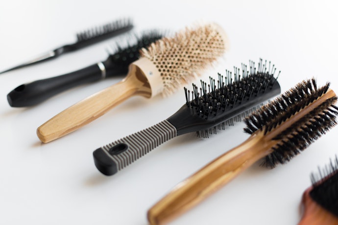 ヘアブラシの素材ごとのお手入れ方法