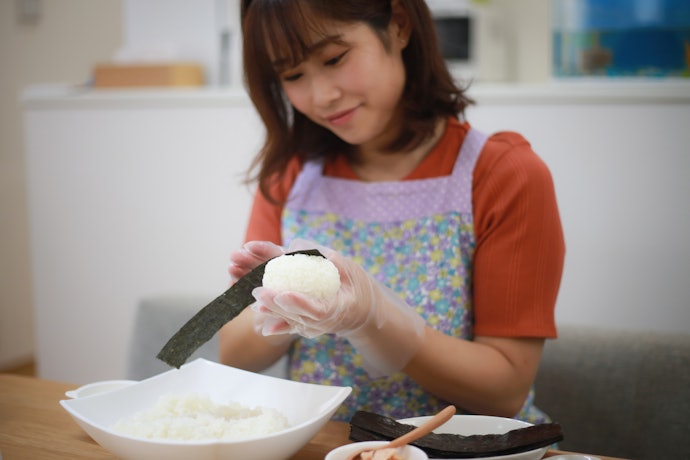 おにぎりのりのパリパリ感をキープする巻き方は?