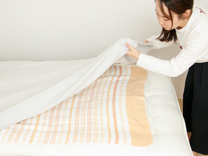 睡眠用としてなら、電気敷毛布の上にはシーツをかけて