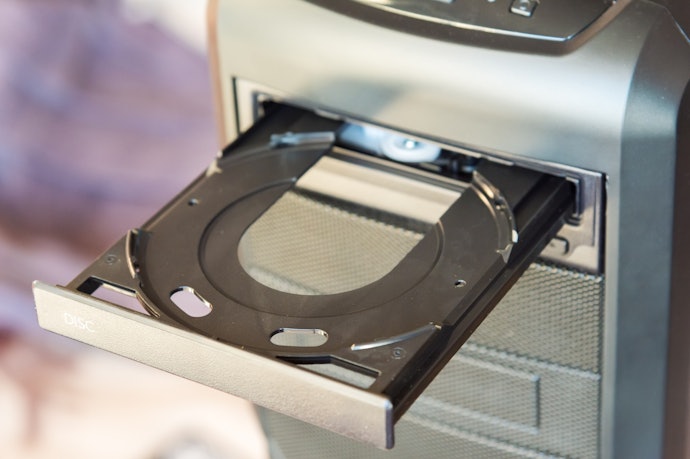 自作パソコンへの内蔵DVDドライブの取りつけ方は?