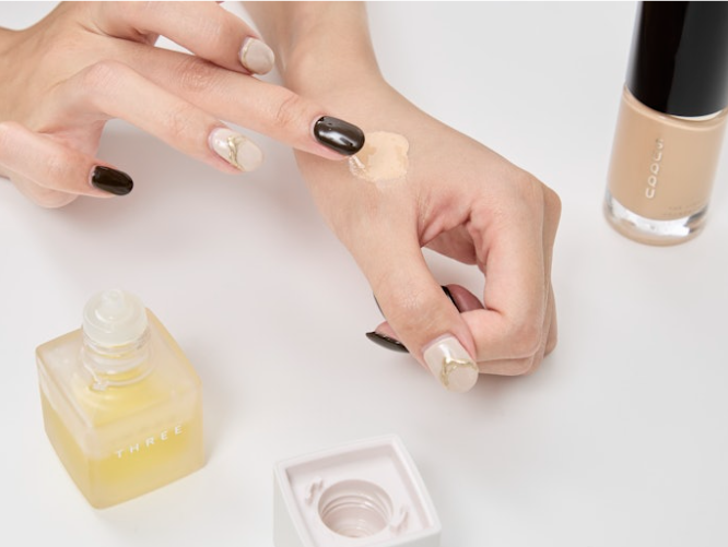 長時間乾燥知らずのツヤ肌へ!ベースメイクにオイル美容液をプラス