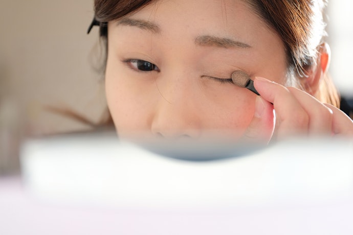 アイシャドウベースはいつ使う?失敗しないコツは?