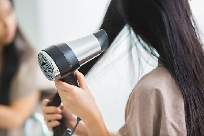 ヘアオイルは髪が濡れているときにつける?乾いているときにつける?