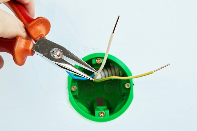 ラジオペンチを使用する際の注意点は?