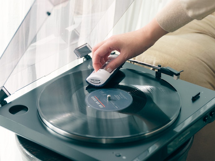 レコードプレーヤーの手入れ・掃除はどのくらい必要?