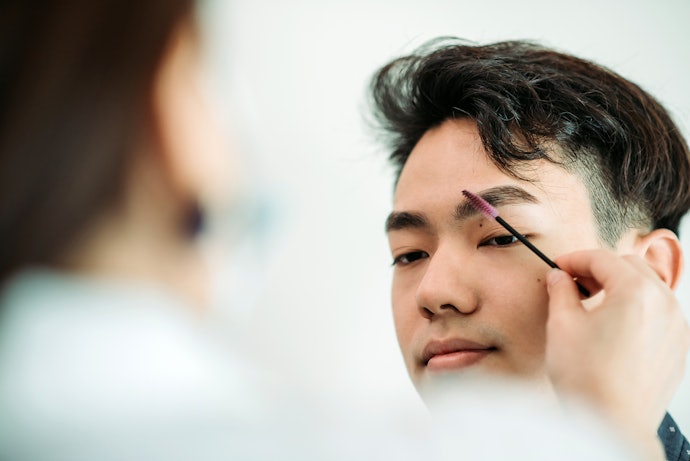 眉毛アートメイクは男性にも人気?失敗しない方法は?