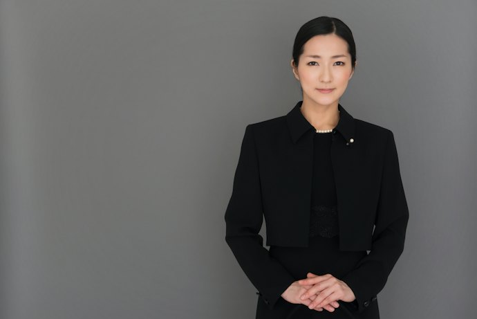 夏の喪服には黒ストッキングが必要?デニール数は?