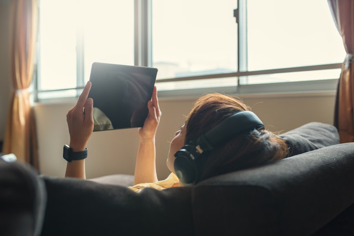 ベッドに寝転がって動画を見たい人はアームタイプを検討して