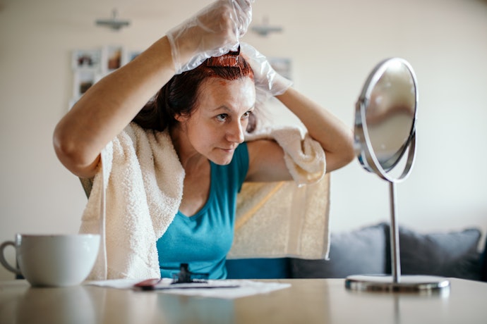 青いヘアカラーにきれいに染めるポイントは?