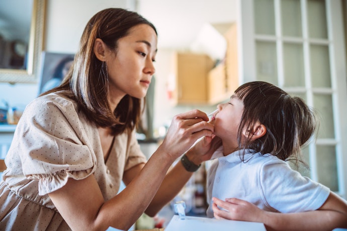 発熱や咳などの症状が出たらどうするべき?すぐに病院を受診してよいの?