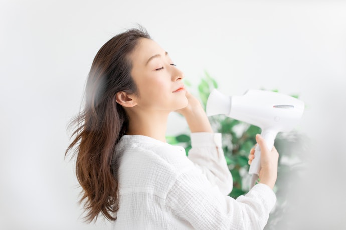 安いドライヤーでもパサつきにくい正しい髪の乾かし方は?