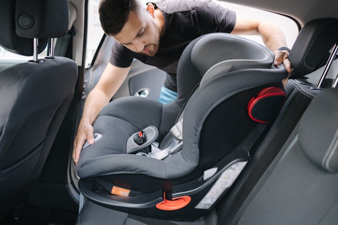 車内の傷を防ぐなら、チャイルドシートと保護マットは都度取り外そう