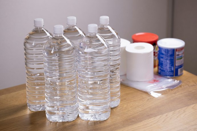 災害時のライフライン停止に備えて保存水の備蓄も重要