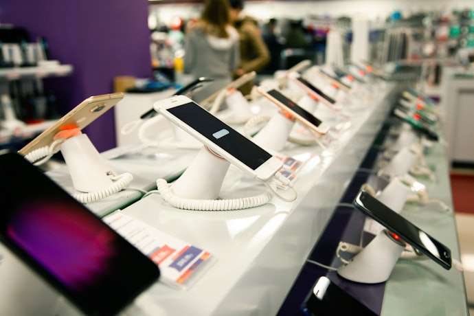 スマホはどこで買うのが安い?店舗で端末も買える?